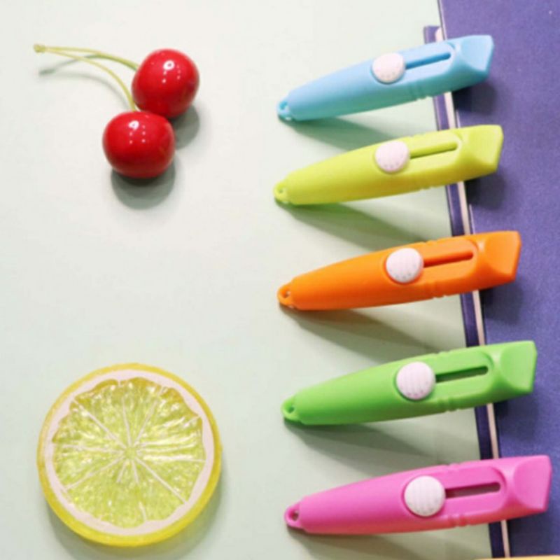 

Cutter Mini Portable Bentuk Seruling Lonjong Mini Cutter Polos Travel Kit Pemotong Kertas Paper Cutter Lucu Bentuk Awan Warna Pastel Untuk Membuka Paket