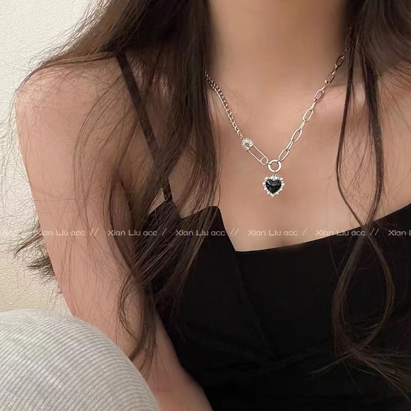 Hitam Cinta Rantai Splicing Kalung Gaya Punk Retro Mewah Penuh Berlian Wanita Liontin Rantai Tulang Selangka