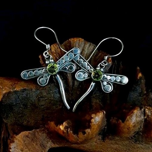 Anting hook wanita perak 925 motif capung dengan batu permata peridot