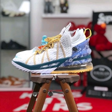 Nike LeBron 18 &quot;Reflections Flip&quot;