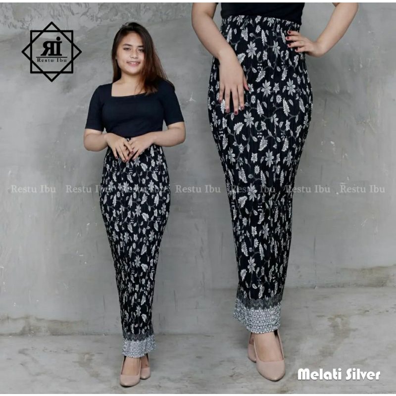 Rok Plisket MEGA MENDUNG AYUNDA RAMBAT Jumbo / Rok Kebaya / Setelan Kebaya / Kebaya Modern / Kebaya bredisment / Kebaya Wisuda / Kebaya Kondangan / Kebaya Jumbo / Kebaya Kutubaru / Kebaya Jadi / Rok Batik / Rok Rempel / Kebaya Warna Hitam Milo Coksu Marun