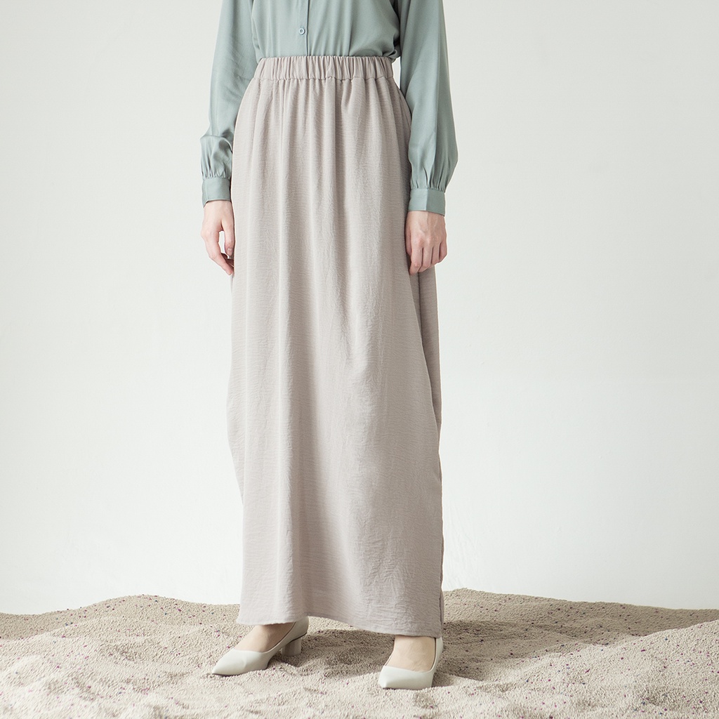 Hara by Aska Label - Rok wanita basic pinggang karet warna oat beige sand