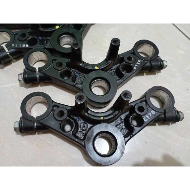 SEGITIGA ATAS SHOCKBREAKER DEPAN SATRIA FU LAMA 2008 2014 ORIGINAL