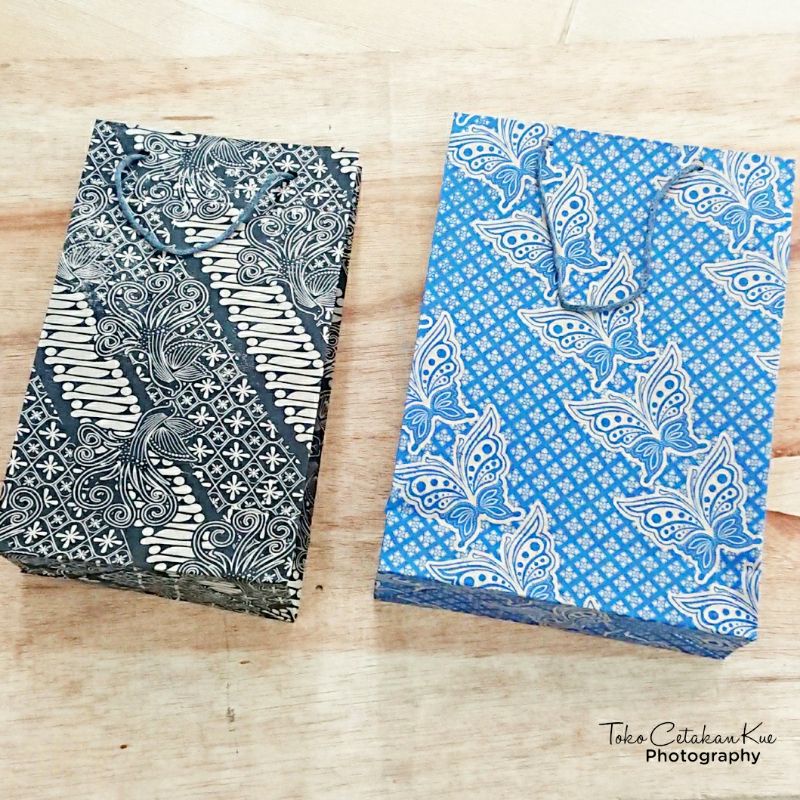 

Ready Tas Kertas Paper Bag Motif Tas Hajatan Tas Wafer Souvenir Hajatan Polos/motif acak