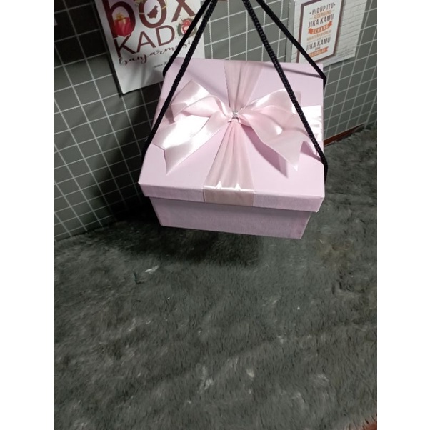 

Box Ukuran 17cm x 17cm Tinggi 10cm Pake tali by box kado Banjarmasin