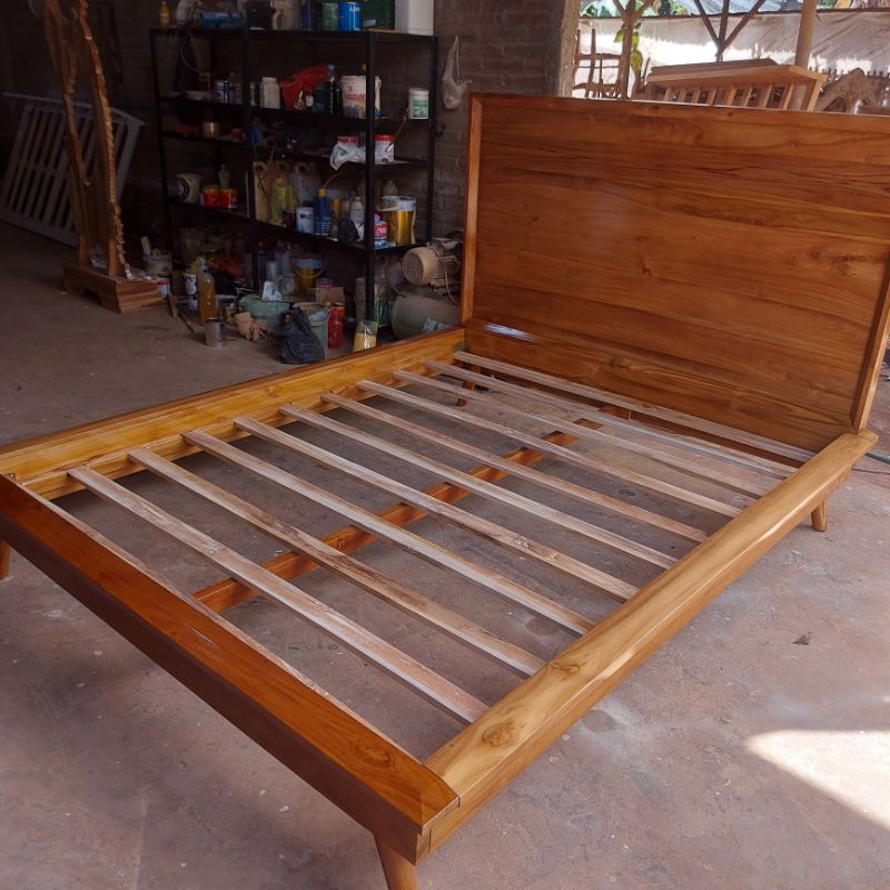 tempat tidur bahan kayu  jati ukuran 180x200cm