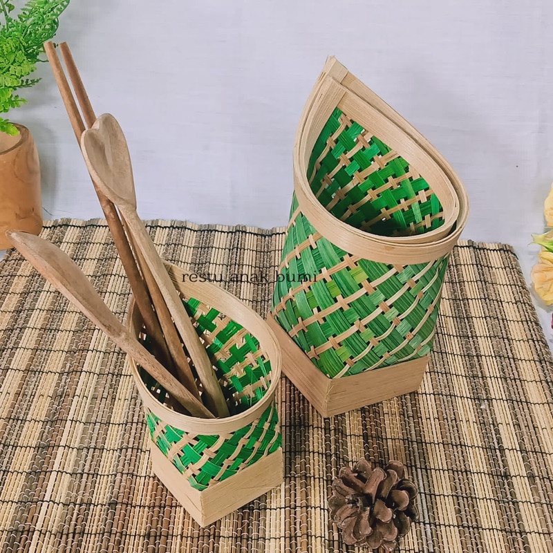 

(B088) Tempat Sendok Bambu Hujau Set/Hadiah/Lamaran/Parcel Lebaran/Natal/Acara/Catering/Souvenir/Wadah Serbaguna/Basket/Craft/Fruit Box/Sembako/Teh/Gula/Beras/Telur/Seserahan/Kado/Gift/Hampers/Hantaran/Makanan/Minuman/Keranjang Buah