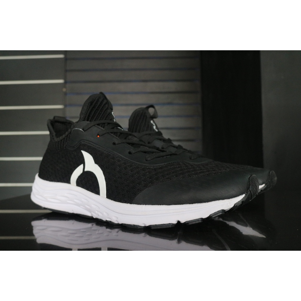 Sepatu Running Ortus Harvard Black / White 11030076