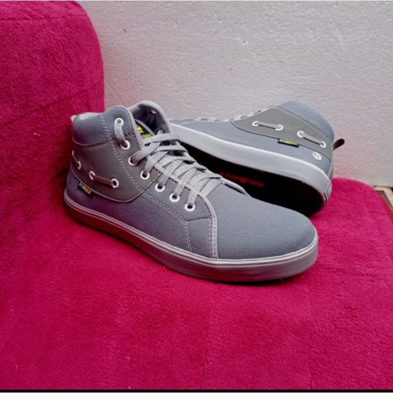 Sepatu sneakers pria Sepatu pria model terkini