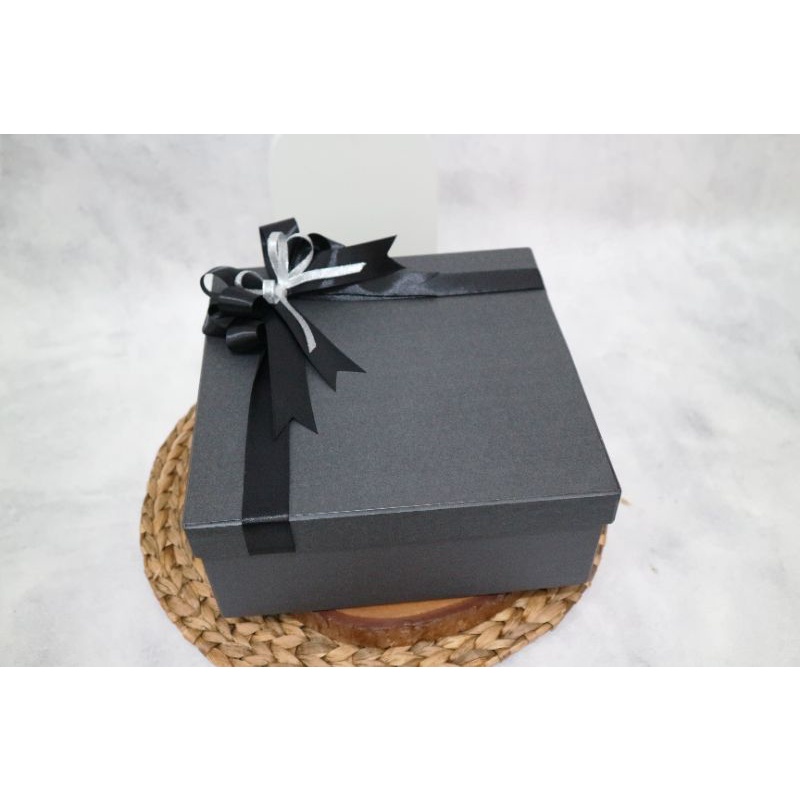 

GIFT BOX | KOTAK HADIAH Panjang 27cm X Lebar 27cm X Tinggi 11cm