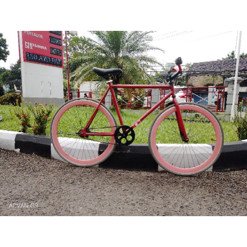 Sepeda fixie warna merah rem Torpedo