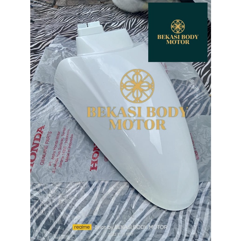 spakbor depan scoopy k93 2017 - 2020 putih mutiara 61100-k93-N00ZQ ORIGINAL HONDA