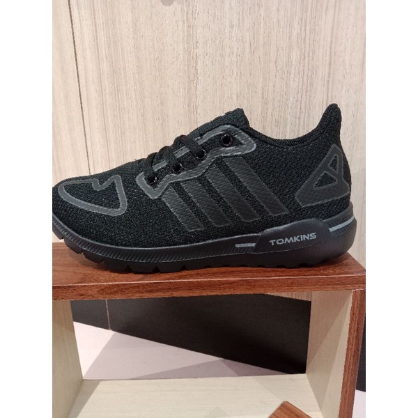 Sepatu sekolah Tomkins