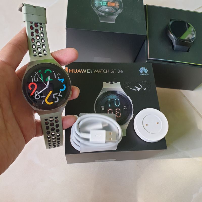 Huawei watch GT 2e warna hijau mint kondisi mulus dan lengkap