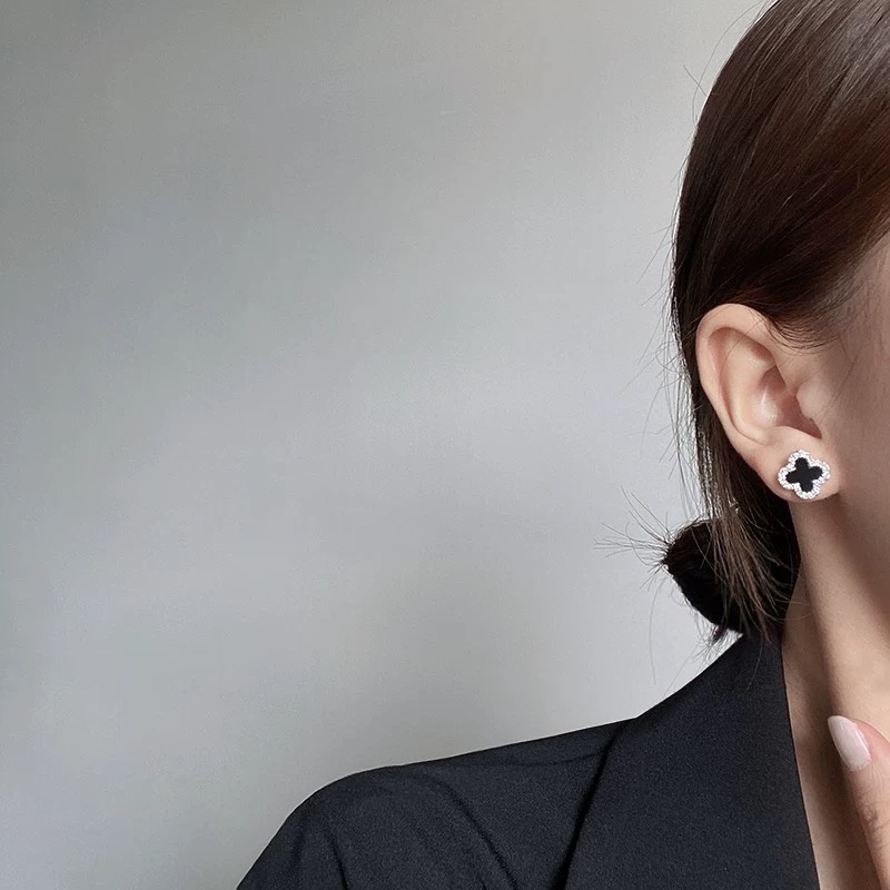 Anting Semanggi Empat Daun Bertabur Berlian Temperamen Kecil Sederhana Desain High-End Semua @ -