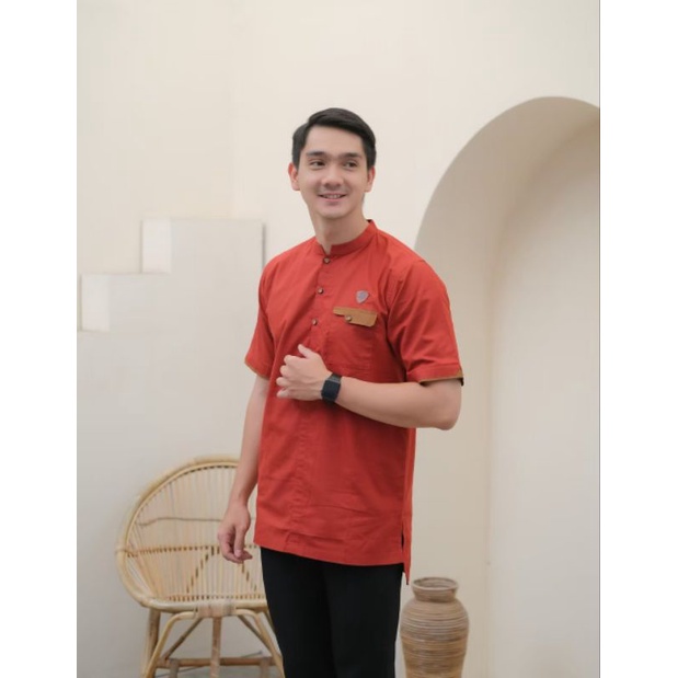 BAJU KOKO PRIA MERAH BATA LENGAN PENDEK KEMEKO PRIA POLOS PENDEK ATASAN MUSLIM PRIA KEMKO MERAH BATA