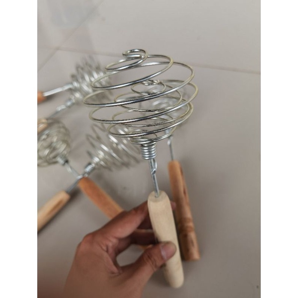 Kocokan telur spiral stainless gagang kayu / pengaduk adonan serbaguna