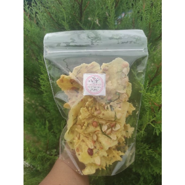

peyek kacang tanah daun jeruk 100gr