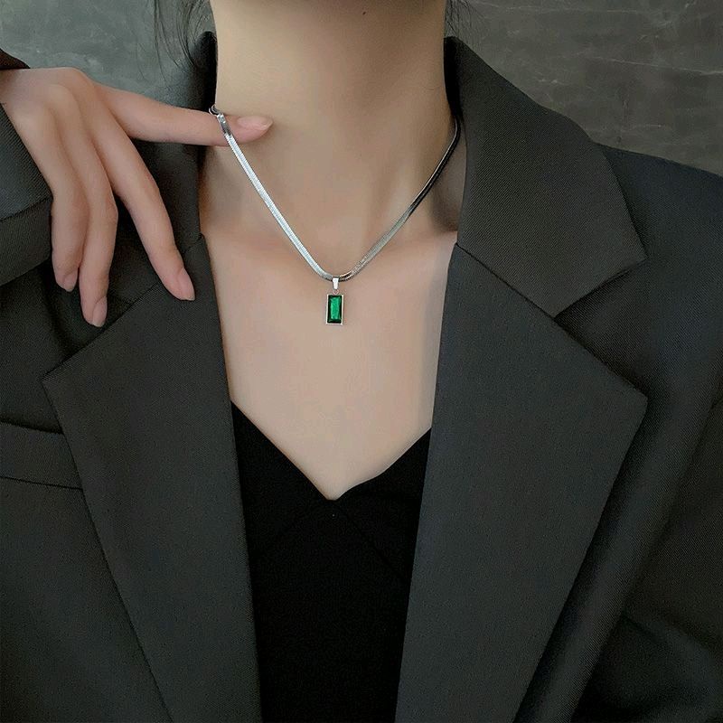 Kalung Wanita Gepeng Titanium Silver Liontin Giok Hijau Kotak Anti Karatan Kalung Viral Anti Luntur