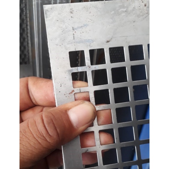 Plat lubang kotak 10x10 mm Tebal 0,8 ukuran 120 x 240 cm bentuk lembaran