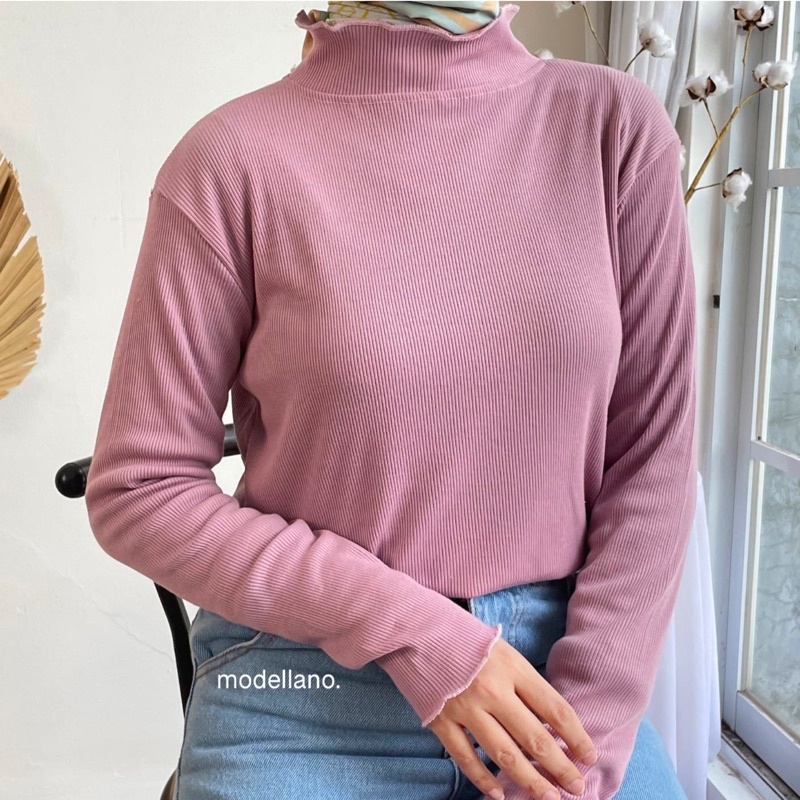 INNER CURLY TURTLENECK / KAOS RIB RUFFLE KRIWIL / KAOS RIB NECI TURTLENECK LENGAN PANJANG