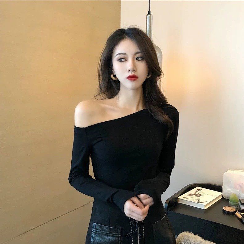 Red Seksi tulang selangka miring bahu licik top desain all-Match off-shoulder satu kata kerah bottoming kemeja wanita lengan panjang t-shirt trendi