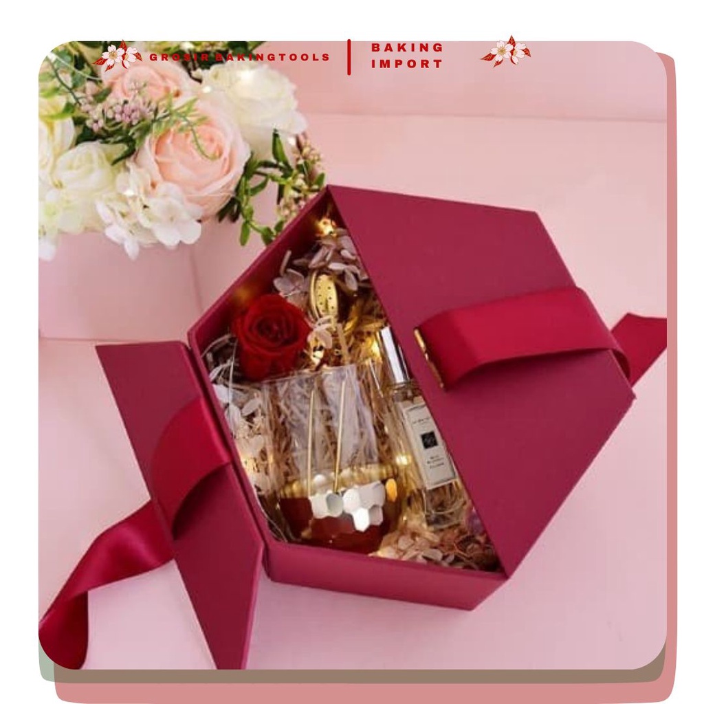 

Box Hamper Segi 6 Premium Gift Box Tebal Mewah Set Pita Sale