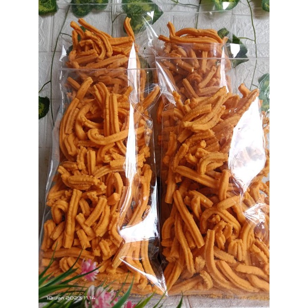 

cemilan kering unico sistik,jenang tape,pang-pang,marning pedas manis, singkong rujak, geplak super