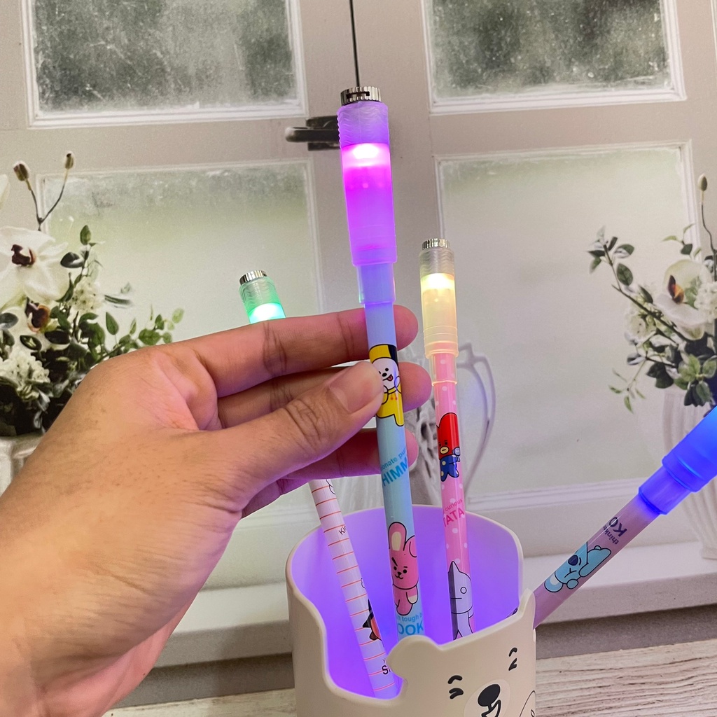 PULPEN PUTAR LED BTS21 CUTE LUCU PEN TONGKAT LAMPU MURAH EDISI SPESIAL ALAT TULIS SEKOLAH STATIONARY FANCY UNIK PREMIUM IMPORT QUALITY BISA GROSIR DAN COD