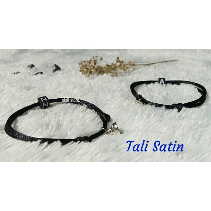 GELANG COUPLE MAGNET TALI KOREA DAN TALI SATIN (POLOS+INISIAL HURUF DADU)