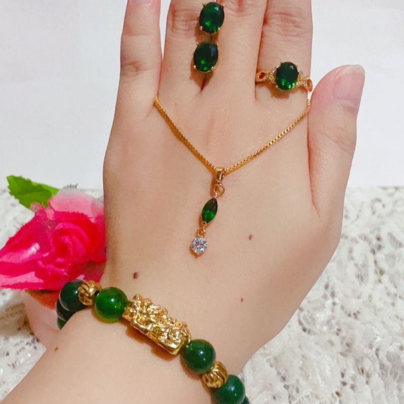 Set Perhiasan Wanita Giok Hijau Lapis Emas Model Terbaru untuk Tampilan Anggun