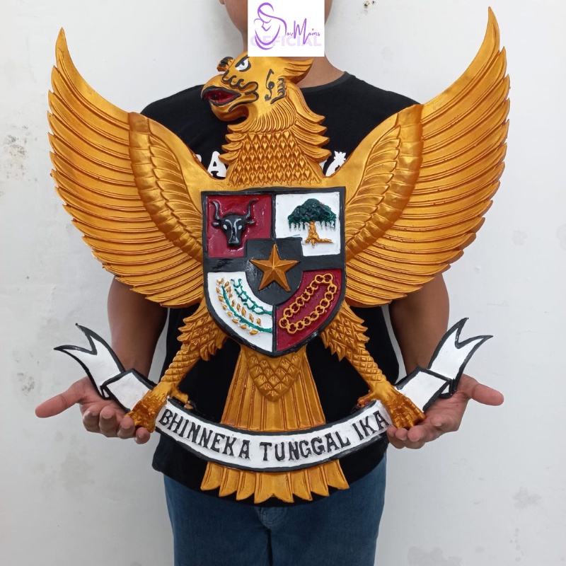 Hiasan Panjangan Dinding Logo Garuda Pancasila Indonesia Fiber Premium Besar Ukuran 57X57 CM Datar Ukir Patung Replika Lambang Negara Indonesia Burung Garuda Pancasila Fiber Ukir Gold 3D 3 Dimensi Perlengkapan Dekorasi Kantor Sekolah Kelas Rumah Termurah