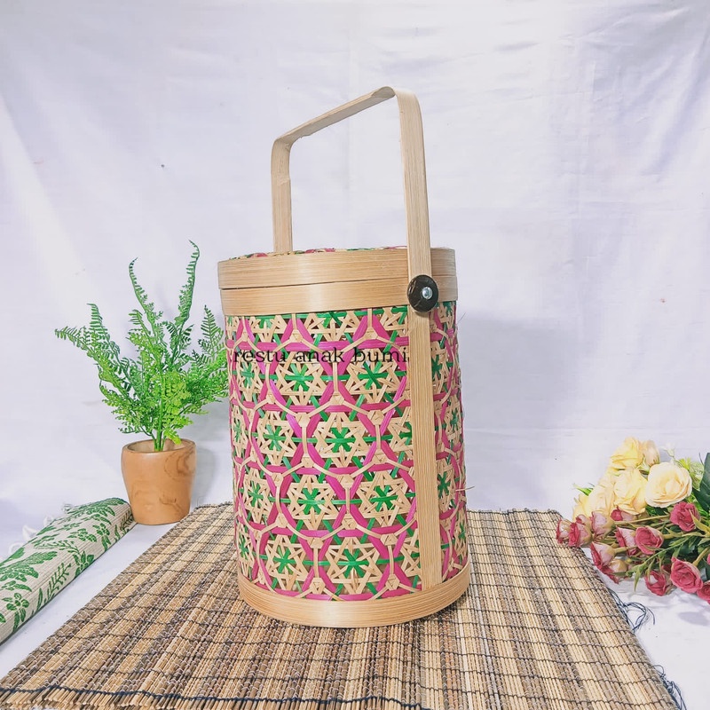 

( new product ) (B220) Toples Rantang Bambu Truntum Merah d.18cm/Hadiah/Lamaran/Parcel Lebaran/Natal/Acara/Catering/Souvenir/Wadah Serbaguna/Basket/Craft/Fruit Box/Sembako/Teh/Gula/Beras/Telur/Seserahan/Kado/Gift/Hampers/Hantaran/Makanan/Minuman
