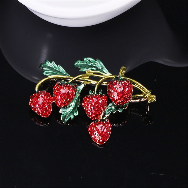 [AIYU] Baju Kaos Distro Pria Wanita Lengan Pendek Bros strawberry Enamel Merah Untuk Wanita Warna Merah pin brooch Desain Tanaman Lucu high quality