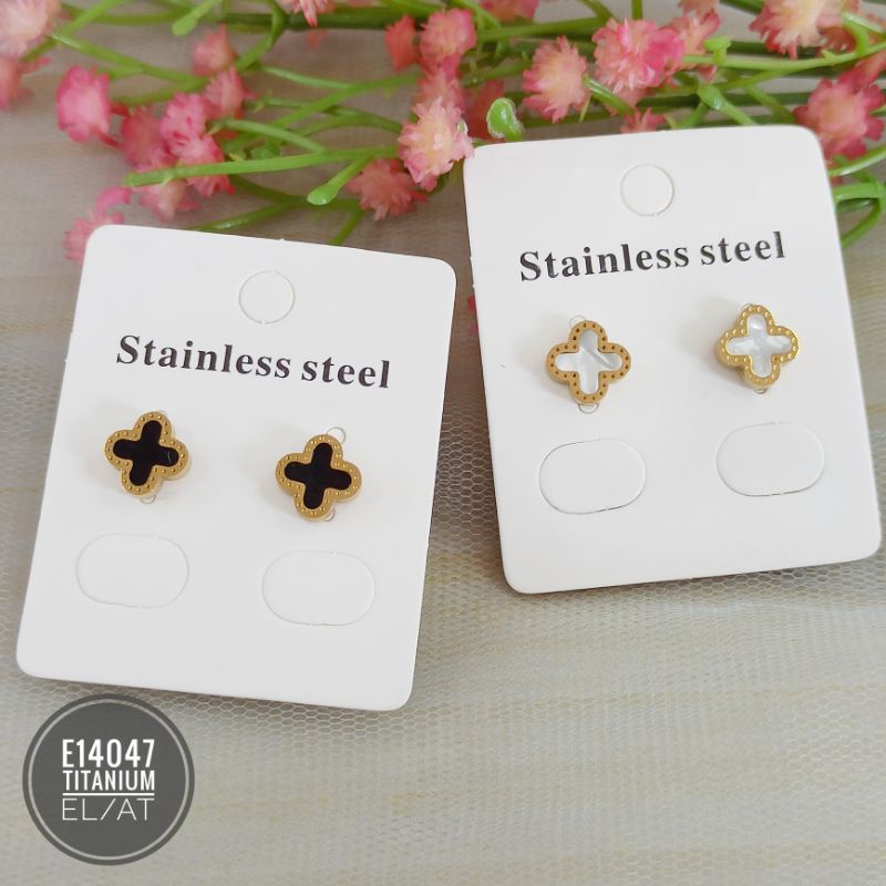 Anting Titanium stud Clover Gold E14047