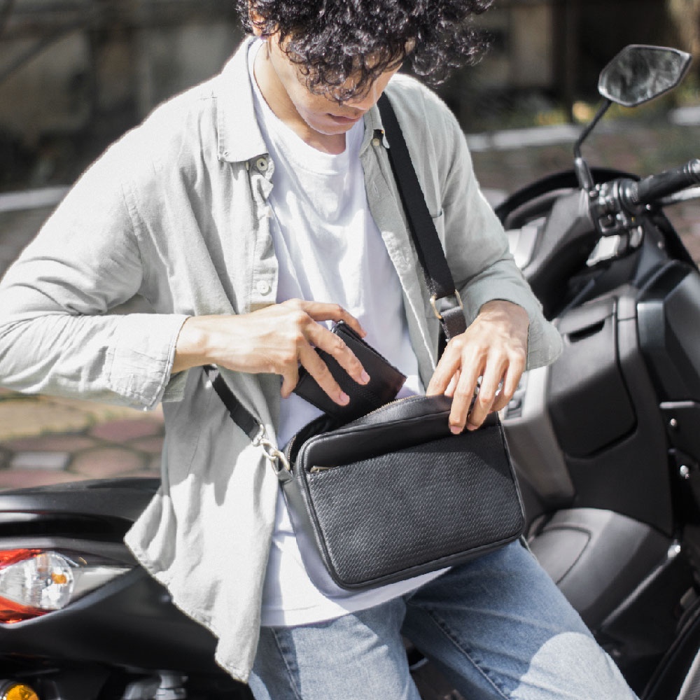 SALFORD Black Clutch Handbag Slingbag Tas selempang Pria Cowok from The Daily Smith