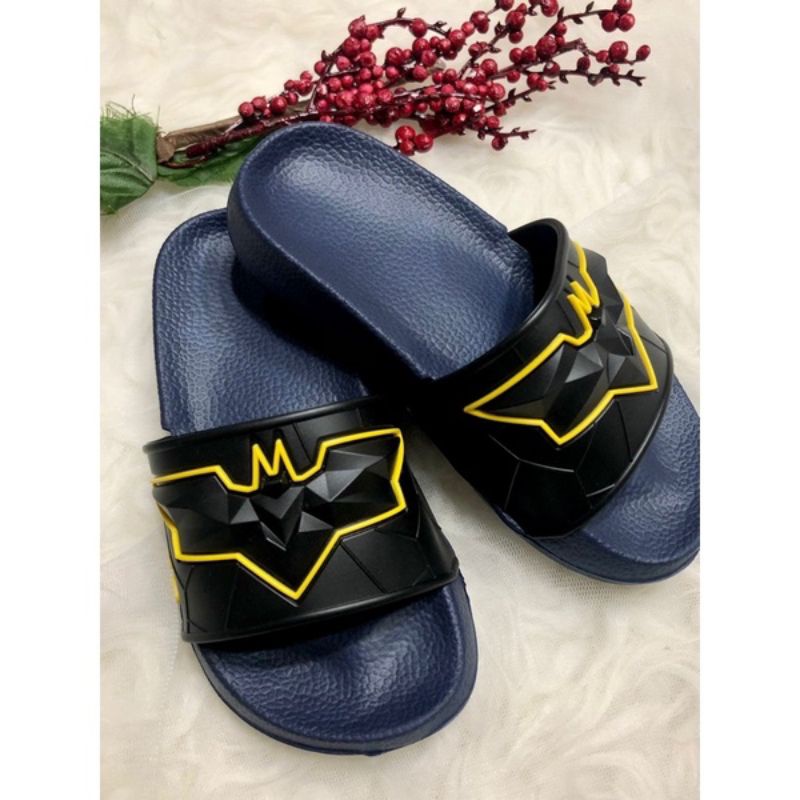 Sandal Slop Porto Anak Cowok Motif Batman Sandal Anak Cowok Lucu Sandal Slop Anak Cowok Santai Sandal Anak Cowok Nyaman Dipakai Sehari Hari Sandal Anak Cowok Batman Sandal Anak Cowok Nggak Licin Sendal Slop Anak Cowok Motif Batman