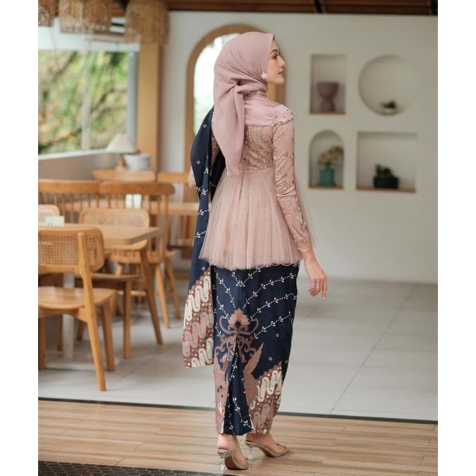 Setelan Blouse Alyana Nude Selendang modern-Kebaya Modern- Selendang-Kebaya Kekinian-Kebaya Wisuda-Kebaya Lamaran-Kebaya Pesta-Kebaya Selendang