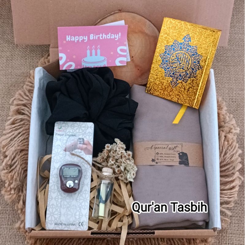 

Hampers kado Al-Qur'an dan kerudung untuk cewek ulang tahun/anniversary/graduation/wedding/nikahan/gift box