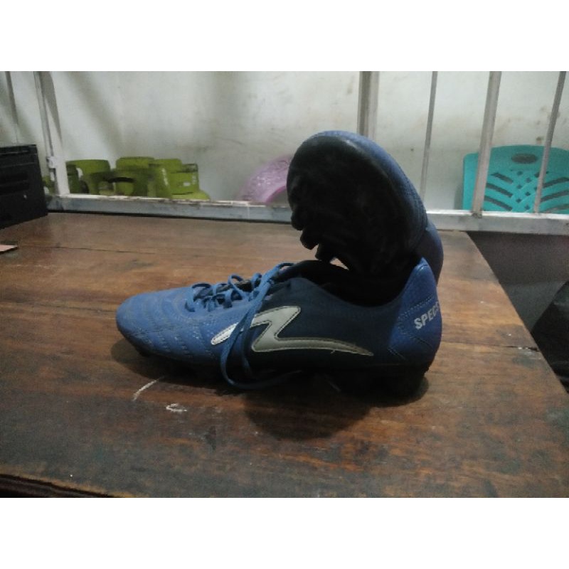 sepatu bola specs original