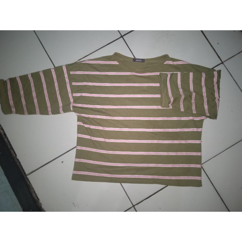 PRELOVED kaos crop lengan panjang merk details