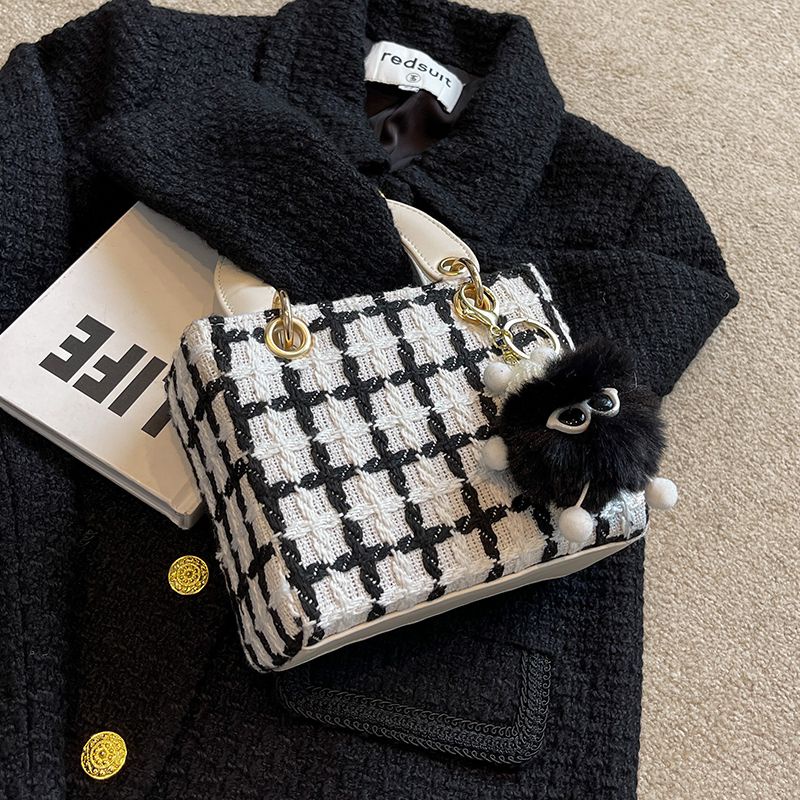 Red Niche design woolen bag 2022 new bag women s bag autumn net red hot style Messenger bag Portable Diana bag