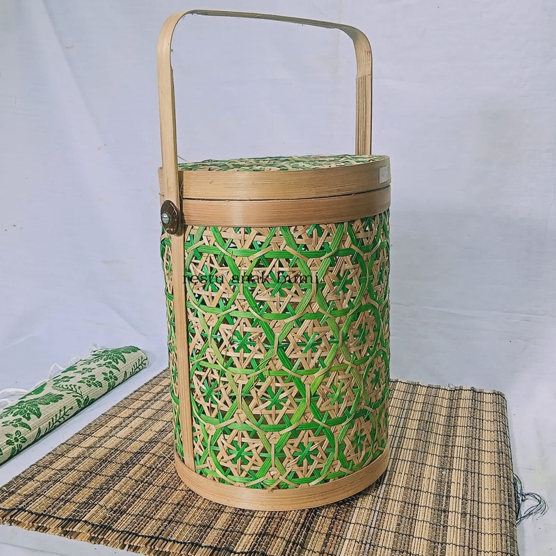 

( new product ) (B221) Toples Rantang Bambu Truntum Hijau d.18cm/Hadiah/Lamaran/Parcel Lebaran/Natal/Acara/Catering/Souvenir/Wadah Serbaguna/Basket/Craft/Fruit Box/Sembako/Teh/Gula/Beras/Telur/Seserahan/Kado/Gift/Hampers/Hantaran/Makanan/Minuman