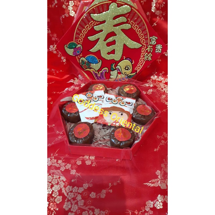 

Kue Keranjang Imlek 6 pcs + Barongsai Candy + Free Angpao 7 pcs Family Gift Hampers