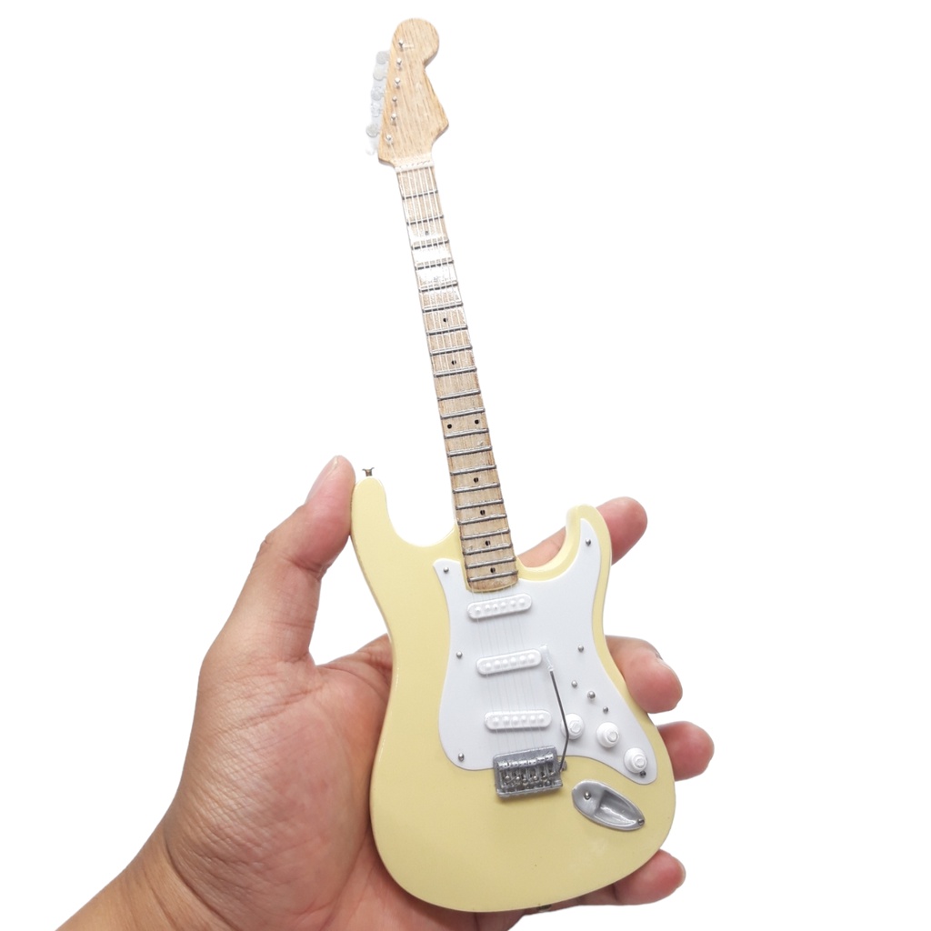 Miniatur Gitar Fender Stratocaster Cream 2011 White Sungjin Day6