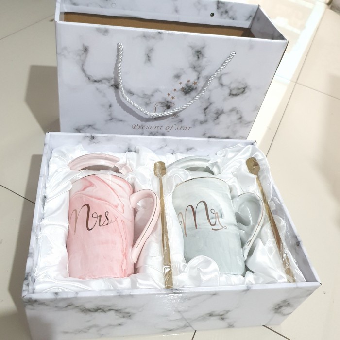 

✨READY✨ -HAMPERS VALENTINE COUPLE MUG MR MRS GIFT SET BOX CANGKIR GELAS KADO - 1 set Cup- 1.1.23