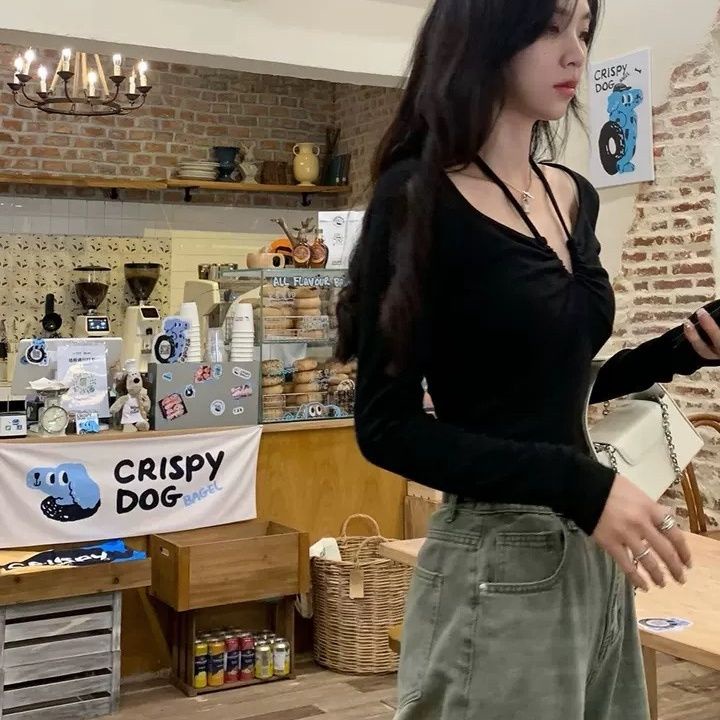 Red Musim gugur 2022 rasa desain baru versi Korea keinginan lembut dan murni hot girl strap two wear musim gugur V-neck lengan panjang T-shirt