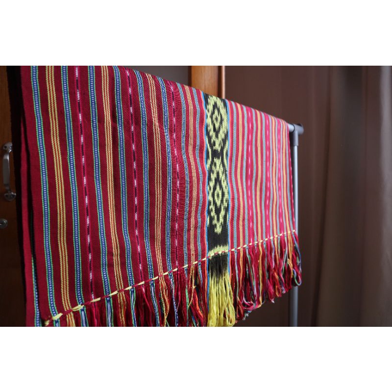 Kain Tenun (Tais) asli, motif Belu, NTT, Warna maroon, dengan Futus