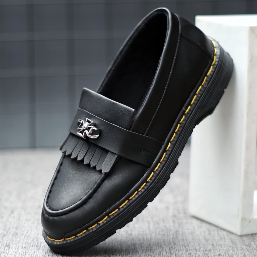 Sepatu Docmart Pria Pantofel Loafers Pria Kulit Sinthetic Kasual Formal Slip On Moccasin Hitam Slop Cowok Ori