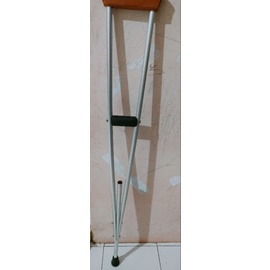 tongkat patah kaki